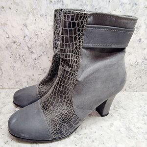 Remote Controle 7.5M Woman's Gray ‎ Zip-Up Ankle Booties Barely Worn Faux Suede